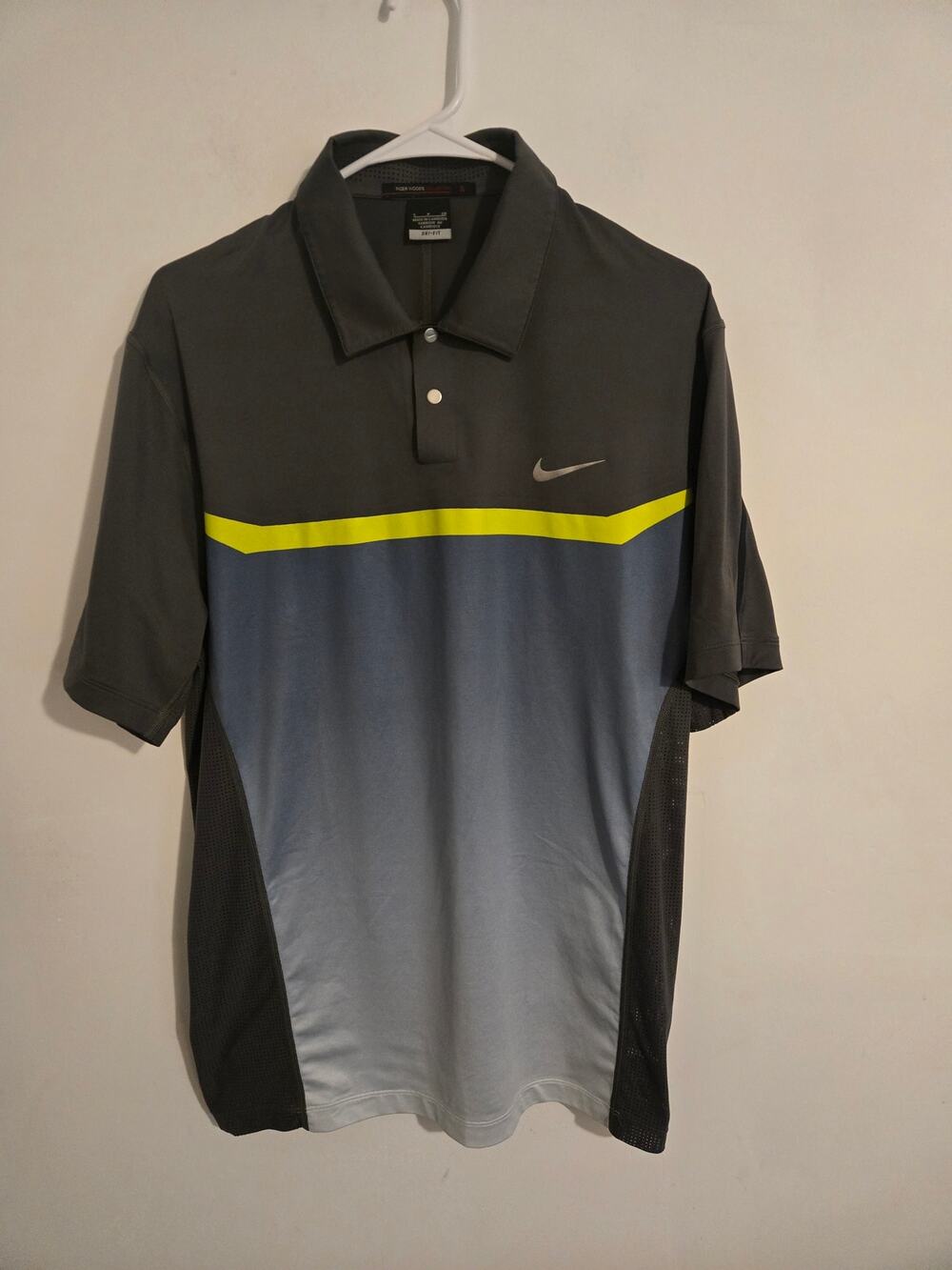 Nike mens golf polo shirt tiger woods collection dri fit gray size S pre owned.